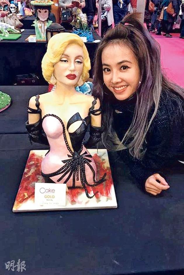 蔡依林讓大家欣賞她的得意之作瑪麗蓮夢(mèng)露翻糖蛋糕。