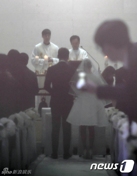 金泰?；槎Y照曝光 穿短裙手挽Rain做彌撒