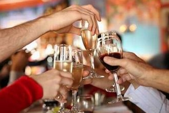 男子拼酒憋爆食管 你還敢這樣喝酒嗎？(組圖)