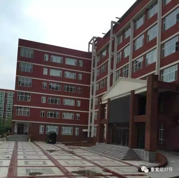 17歲高中男生教室里掐死女同學(xué)，被訴故意殺人和強(qiáng)奸