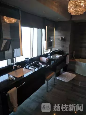 何女士表示無(wú)意中看到淋浴間外側(cè)的玻璃映射出幾個(gè)人影。