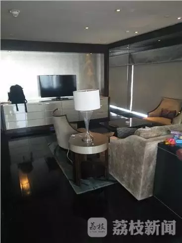 何女士稱當(dāng)時(shí)自己正在換衣服，順眼看了一下窗外，就看到了幾個(gè)人影，其中一個(gè)人拿著手機(jī)，三個(gè)男的朝這邊望。何女士表示，剛開始還以為是出現(xiàn)了幻覺，后來發(fā)現(xiàn)，玻璃中的映射人影就是隔壁房間的住客。