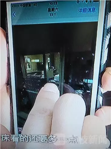 酒店前廳負(fù)責(zé)人李經(jīng)理：我們?nèi)ピ儐栠^，警察也詢問過，警察有錄音，他說他沒有錄像，第一個(gè)人說肯定沒有錄像，第二個(gè)人沒有口頭保證。對(duì)于何女士反映的晚間玻璃外墻變成“鏡子”反光的情況子。負(fù)責(zé)人表示，在客人入住酒店的時(shí)候，酒店工作人員一般會(huì)對(duì)客人進(jìn)行提醒，要求客人將房間的窗紗全部關(guān)閉，不過這一說法卻遭到了何女士的否認(rèn)。酒店前廳負(fù)責(zé)人李經(jīng)理稱，這個(gè)雙層玻璃的設(shè)計(jì)是環(huán)保設(shè)計(jì)，冬暖夏涼，如果是單層冬天會(huì)非常冷。