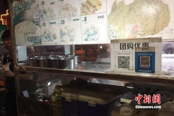 不少小商販都用上掃碼支付。中新網(wǎng) 吳濤 攝