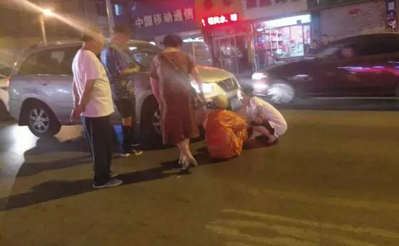 男子當眾侮辱環(huán)衛(wèi)工：你是垃圾 信不信我撞死你