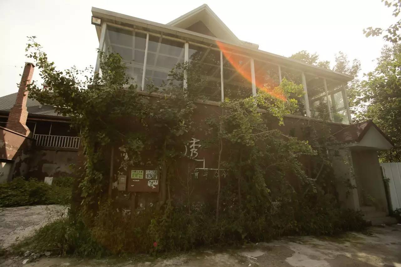 ▲失戀博物館位于北京市通州區(qū)宋莊鎮(zhèn)的一個(gè)重創(chuàng)空間內(nèi)，這里是一個(gè)藝術(shù)家集聚區(qū)。