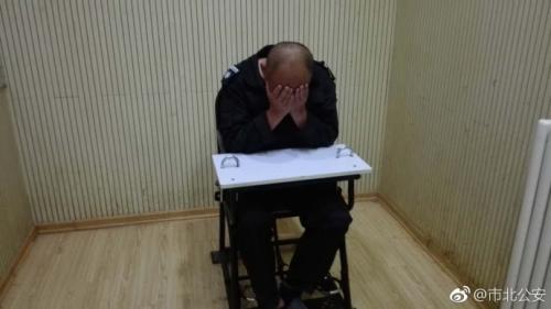  打人男子。圖片來源：青島市公安局市北分局官方微博