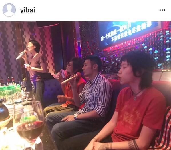 王菲母女跟李榮浩一起唱K，竇靖童的表情亮了