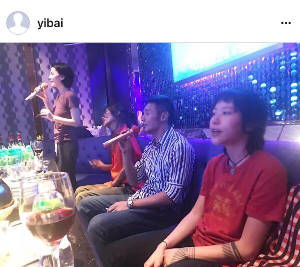 王菲母女跟李榮浩一起唱K，竇靖童的表情亮了