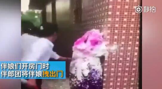 據(jù)澎湃新聞消息，近日廣東江門開平某村又現(xiàn)惡俗婚鬧。男方兄弟團(tuán)去接新娘的時候，先用彩帶對著姐妹團(tuán)狂噴，后來甚至有人用滅火器直接噴伴娘面部，害的伴娘差點被送進(jìn)醫(yī)院。