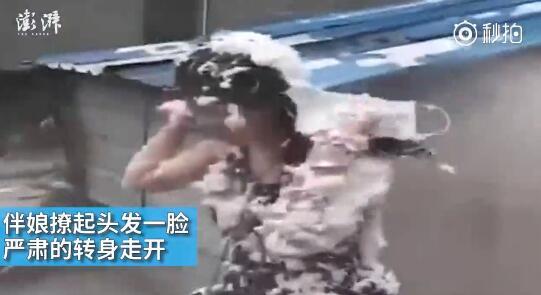 視頻中可以看到，雖然伴娘事先有穿雨衣防備，但在被伴郎團(tuán)圍攻時，雨衣被拔下，更過分的是，有人還用滅火器直接對著她的臉噴。后來伴娘好像是生氣了，撩起頭發(fā)一臉嚴(yán)肅的轉(zhuǎn)身走開。