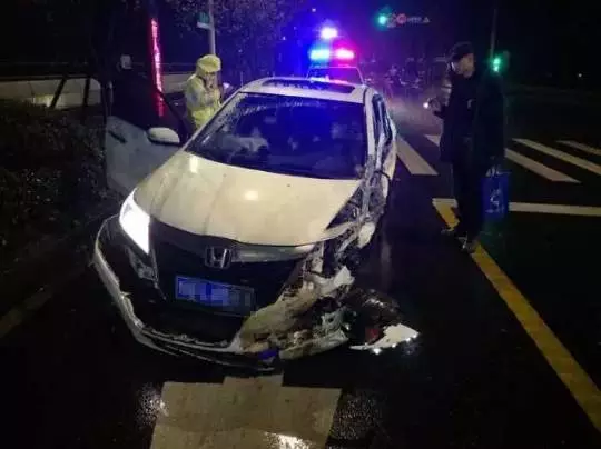 今天凌晨，杭州一對環(huán)衛(wèi)工夫婦被車撞進(jìn)錢塘江