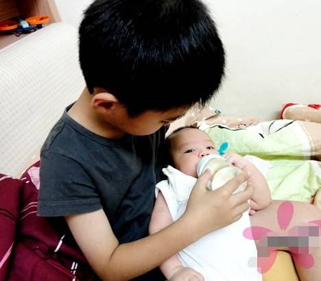 95后哥哥曬捉弄妹妹日常走紅 網(wǎng)友:妹妹撿來(lái)的吧