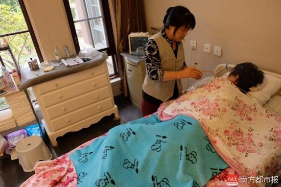 張津華進(jìn)食只能靠營(yíng)養(yǎng)粉鼻飼。（羅逸爵 攝）