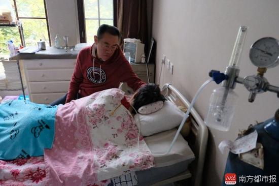 氧氣的轟隆聲，一刻不停地在這個(gè)家里“吵”了九年多。（羅逸爵 攝）