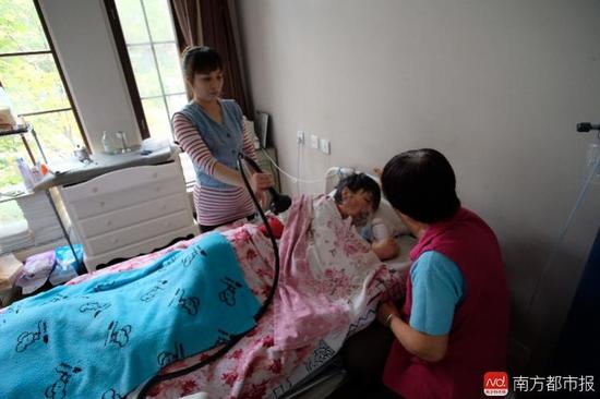 每次排痰，張津華就會(huì)癲癇發(fā)作，這是她腦部?jī)H有的電信號(hào)。（羅逸爵 攝）