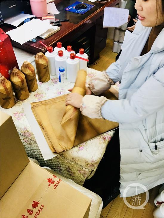 正在對白酒進(jìn)行包裝處理的經(jīng)營戶。