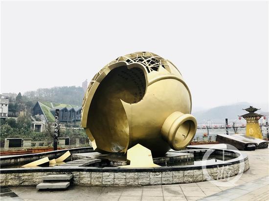 △茅臺鎮(zhèn)1915廣場著名的“壇碎”雕塑。