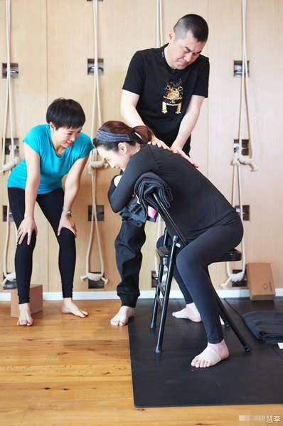 蔣勤勤與陳建斌一起做瑜伽。