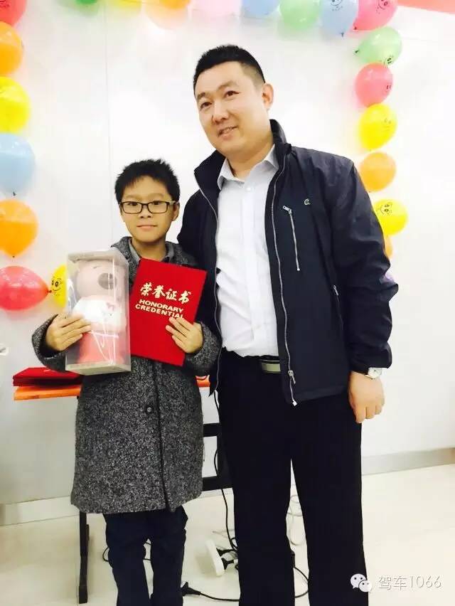 我是小小銀行家，來跟行長合個影哦