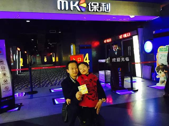 再來看兩個(gè)萌娃，表情都好有戲！