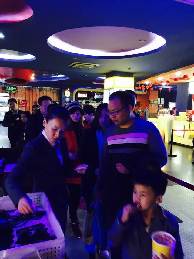 小朋友吃的好香啊！爆米花和電影真是絕配喲