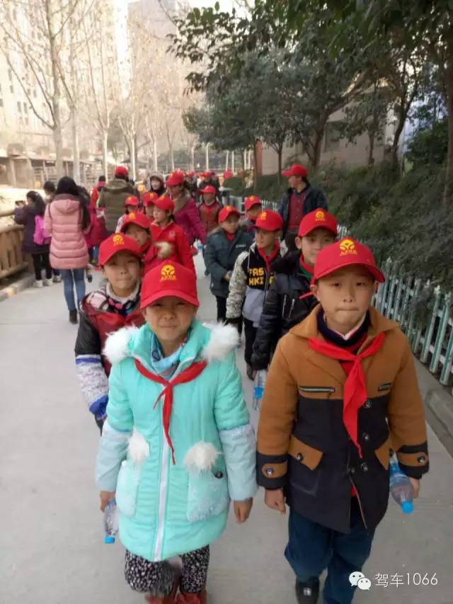 脖子上戴著紅領(lǐng)巾，頭上頂著小紅帽，排著整齊的隊伍——出發(fā)！