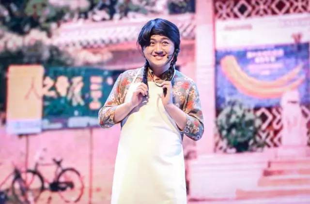 小品《那些年我們錯過的一支舞》，主播樂天、張嵩的裝扮你給打幾分？