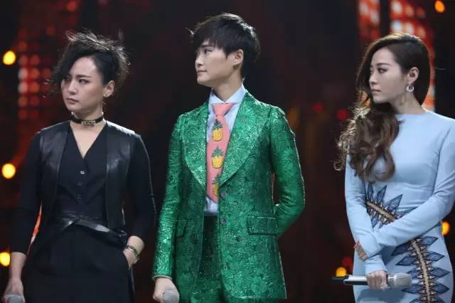 李宇春、周筆暢、張靚穎湖南臺跨年晚會(huì)同框