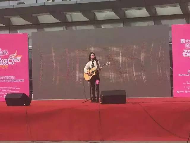 第一位自彈自唱的女生，魅力無(wú)法阻擋！