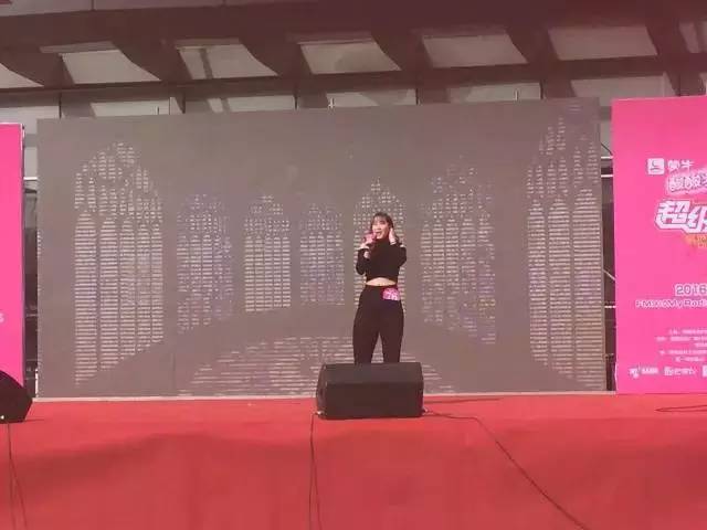 這pose一看就是在飆高音，猜猜看她唱的是哪首歌？