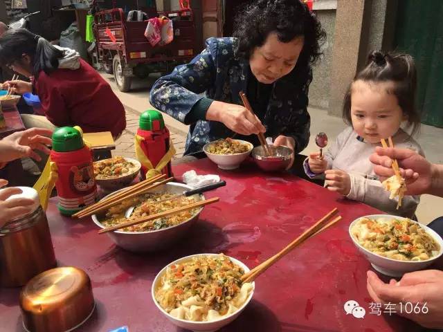 據(jù)說手搟面和柴雞蛋更配哦！