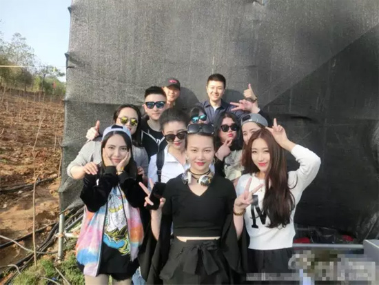 能認(rèn)出幾位超女？王佳月和其他兩位超女本周就要前往長(zhǎng)沙咯