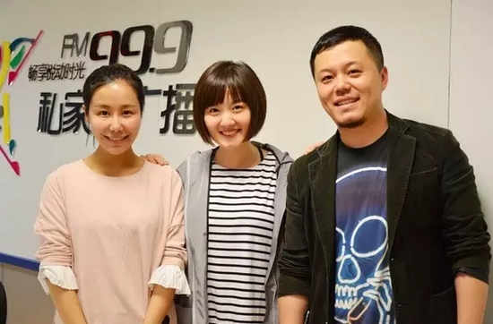 跟兩位女神在一起，莫非你知道你此刻有多招小編嫉恨？