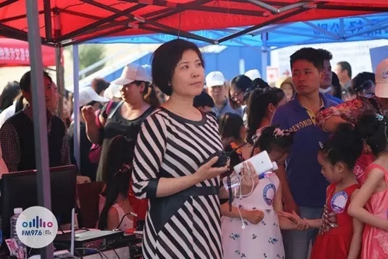 976老大木子一手手機(jī)一手對(duì)講一臉嚴(yán)肅，這是有多緊張呢？