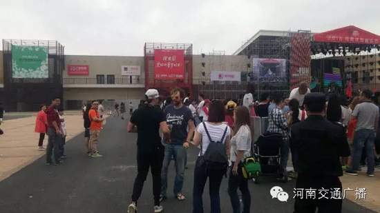 哇塞，現(xiàn)場(chǎng)還有外國(guó)友人~