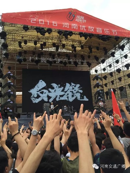 這么多朋友！默契的舉著一個(gè)手勢(shì)！