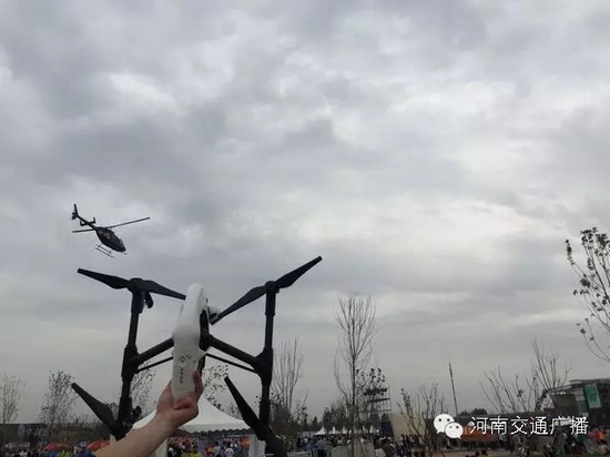 你以為音樂節(jié)只有音樂嗎？交廣號(hào)和無人機(jī)也在哦，看見它就揮揮手吧！