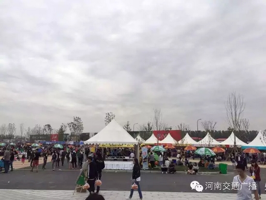 雖然天空已經(jīng)烏云密布，但大家的熱情絲毫不減！