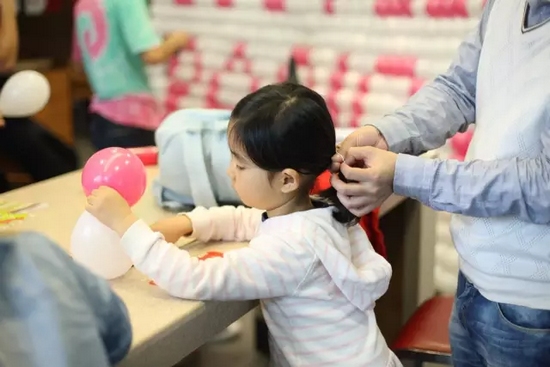 我能第一時間找到為我編辮子的爸爸，因為他的手是那樣的溫柔而有力量