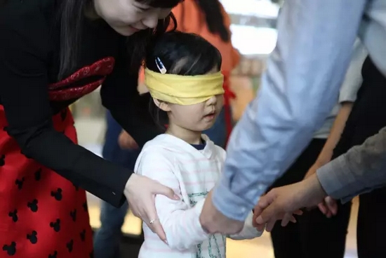 我能第一時間找到為我編辮子的爸爸，因為他的手是那樣的溫柔而有力量