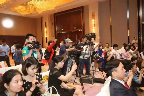 一時(shí)相機(jī)、攝像機(jī)齊閃