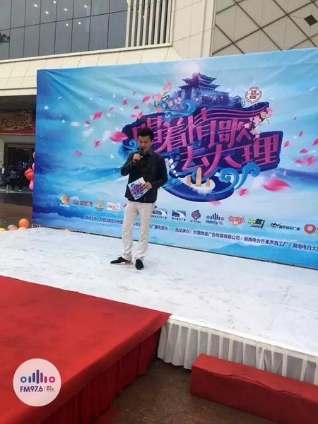 路飛冒雨主持，心中火熱的根本不需要雨傘啦！