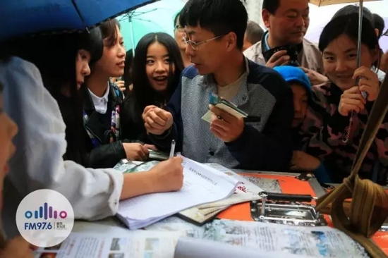 現(xiàn)場(chǎng)觀眾被臺(tái)上的浪漫氣氛感染，紛紛報(bào)名參加現(xiàn)場(chǎng)表白。