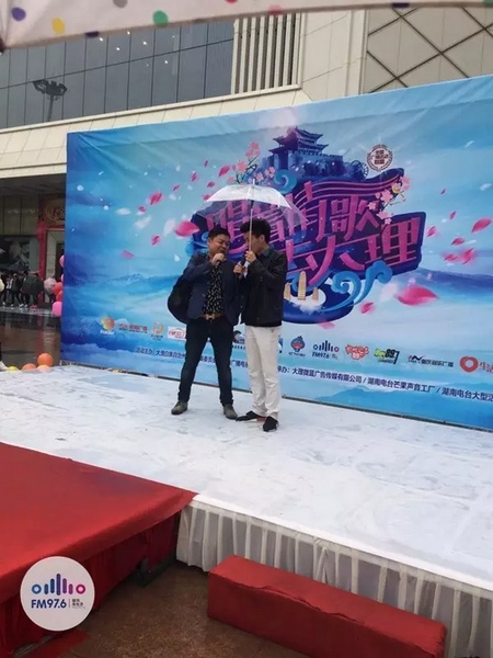 這位男士向遠(yuǎn)在家鄉(xiāng)的妻子隔空表白，勇氣真是大大的，您對(duì)妻子的愛(ài)，已經(jīng)超越萬(wàn)水千山。