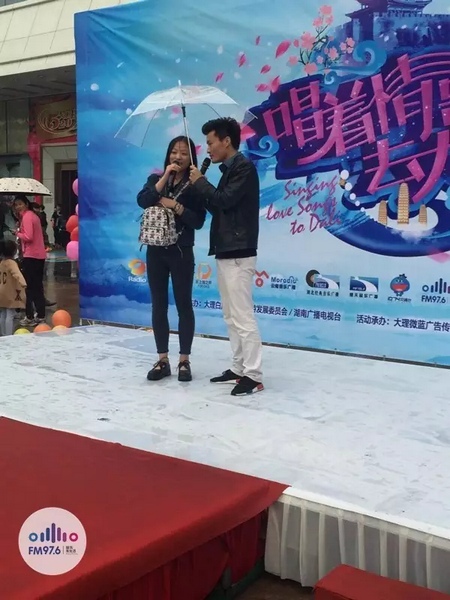 這是一位在校大學(xué)校，暗暗的喜歡純純的愛(ài)。