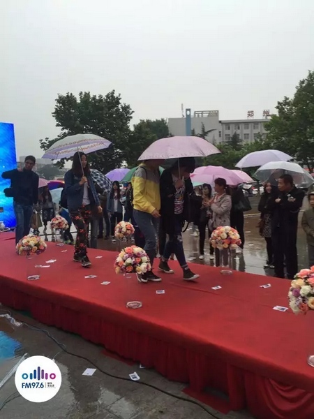 　　好友從屏幕后面走出來(lái)，他們特意從陜西、平頂山趕來(lái)為兩人送出祝福。