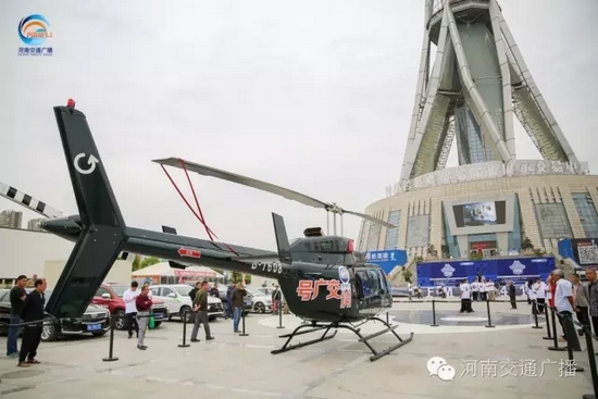 張貼著愛心助考車貼的“交廣號”直升機(jī)也同時起飛，共同開啟了今年的愛心助考之旅。