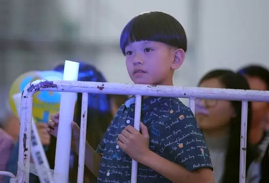 正是你們的笑容，才讓我們有了繼續(xù)前行的動力，哪怕風(fēng)雨兼程。