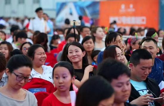 正是你們的笑容，才讓我們有了繼續(xù)前行的動力，哪怕風(fēng)雨兼程。